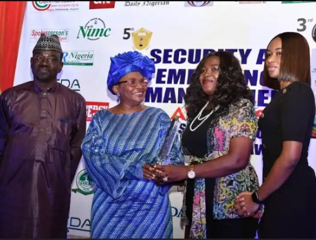 Representative of Beloxxi, Mrs. Oby Okafor (2nd from right), receiving the CSR award on behalf of the company.